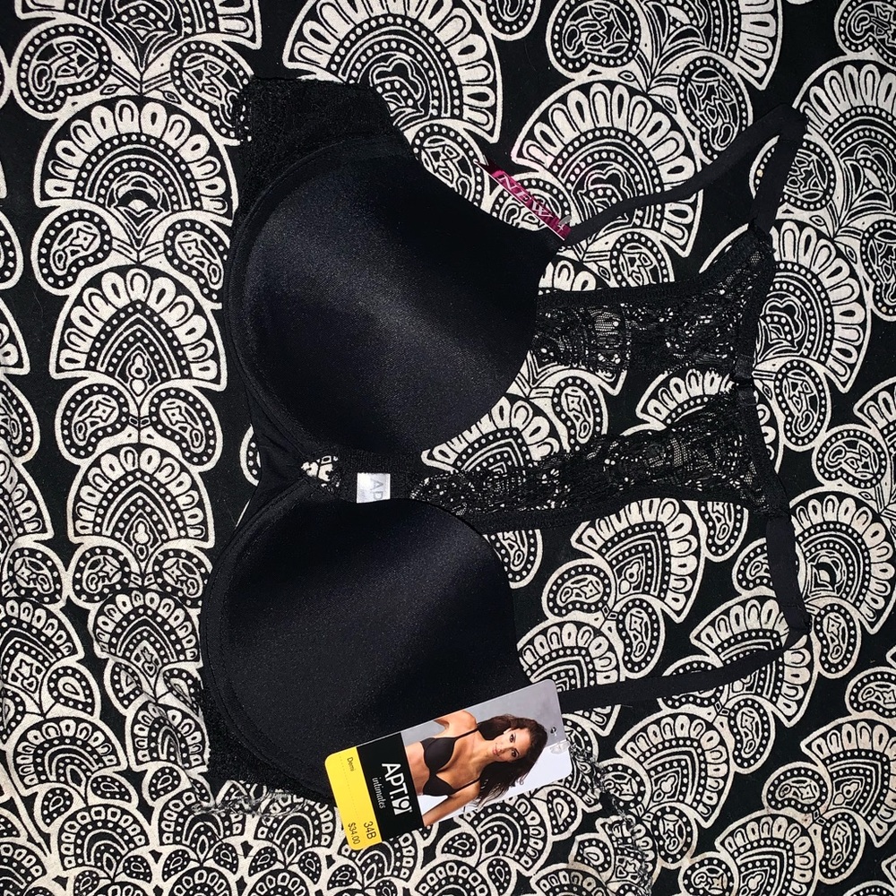 Black Brand New-Demi style APT.9 Bra